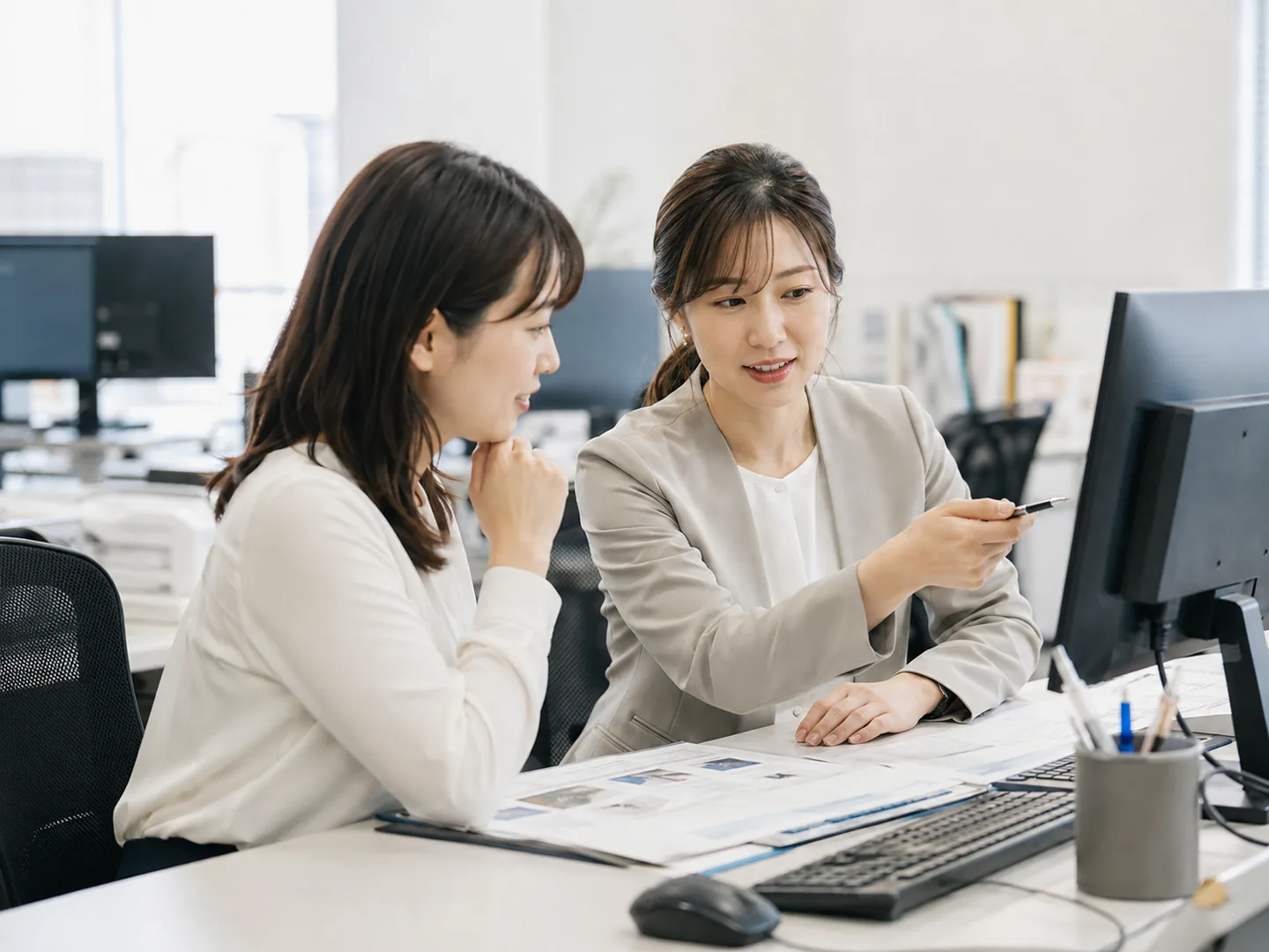 担当者がパソコン画面を確認し、簡易PoCの結果と本番移行条件を評価する業務イメージ