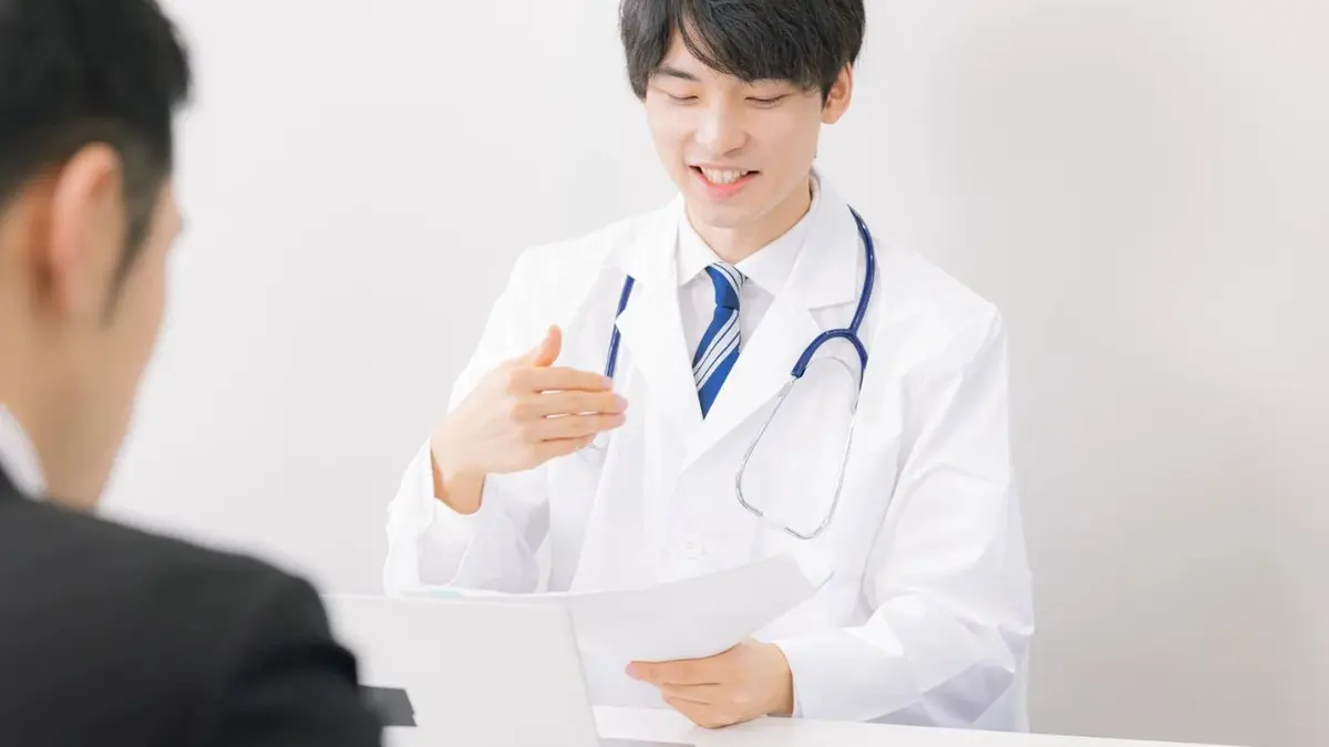 患者へ説明する日本人医師（支援業種のイメージ）