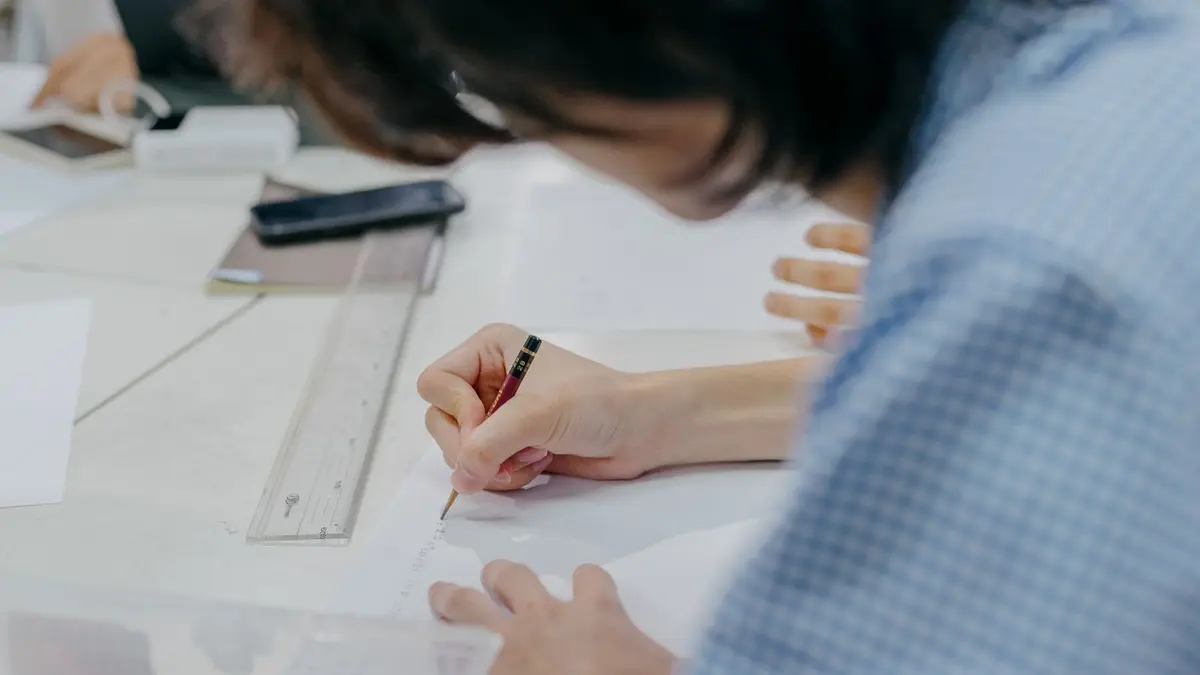 教室で制作課題に取り組む受講者（支援業種のイメージ）