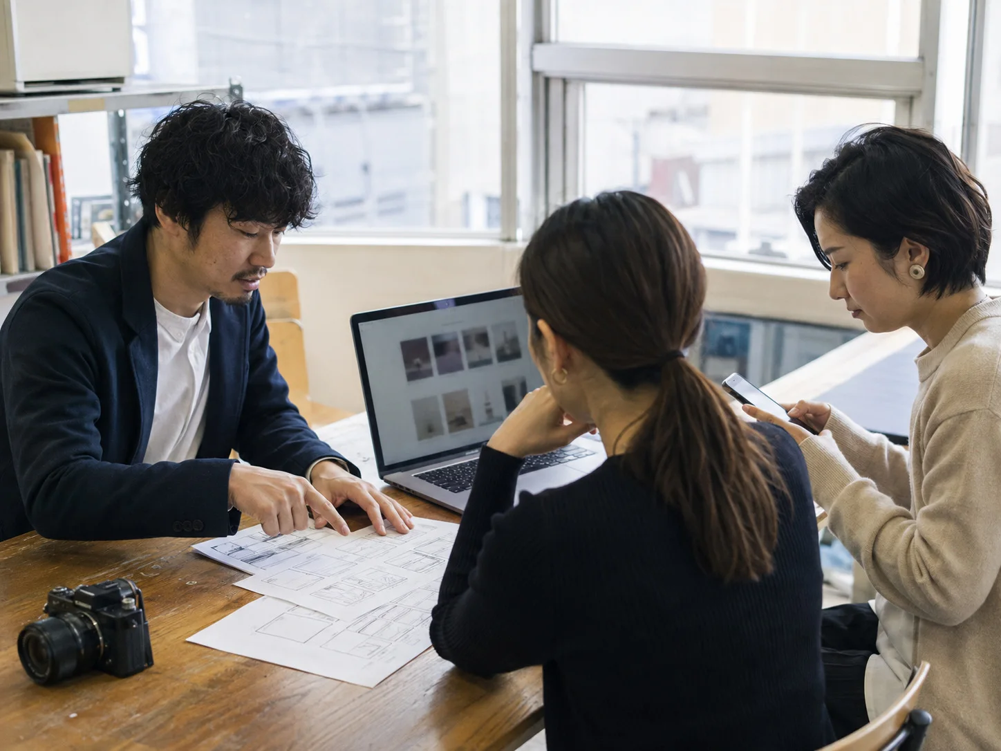 Instagram投稿の企画・制作を検討するチーム